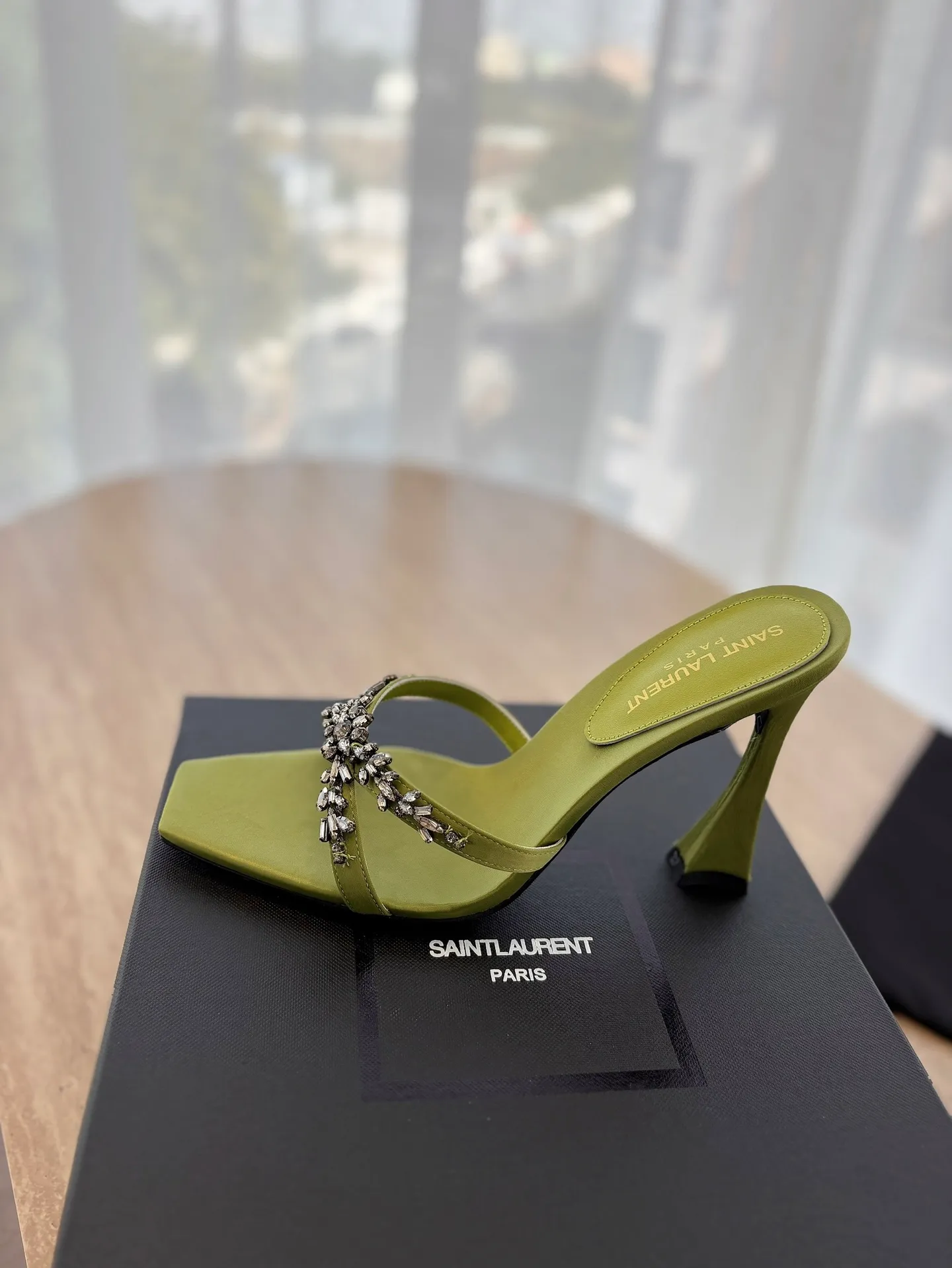 👟👟Ex-factory price 540👟👟 High version "SAINT LAUREN*" Saint Laurent YSL 25ss/spring and summer new catwalk style large rhinestone high-heeled shoes and sandals. Only YSL understands women's hearts best and does not accept refutation. It is a super invincible feminine artifact and a must-have for women (z-product full-body customization, own molded hardware accessories, perfect consistency). Compare the differences between pictures and goods on the market. ✔Upper: Customized imported calf patent leather/silk ✔Lining: Imported 🐑sheep leather ✔Sole: Imported genuine leather outsole ✔Heel height: 10.5cm ✔Number of yards: 35-39 (40 can be customized and non-returnable) (Full set of packaging)